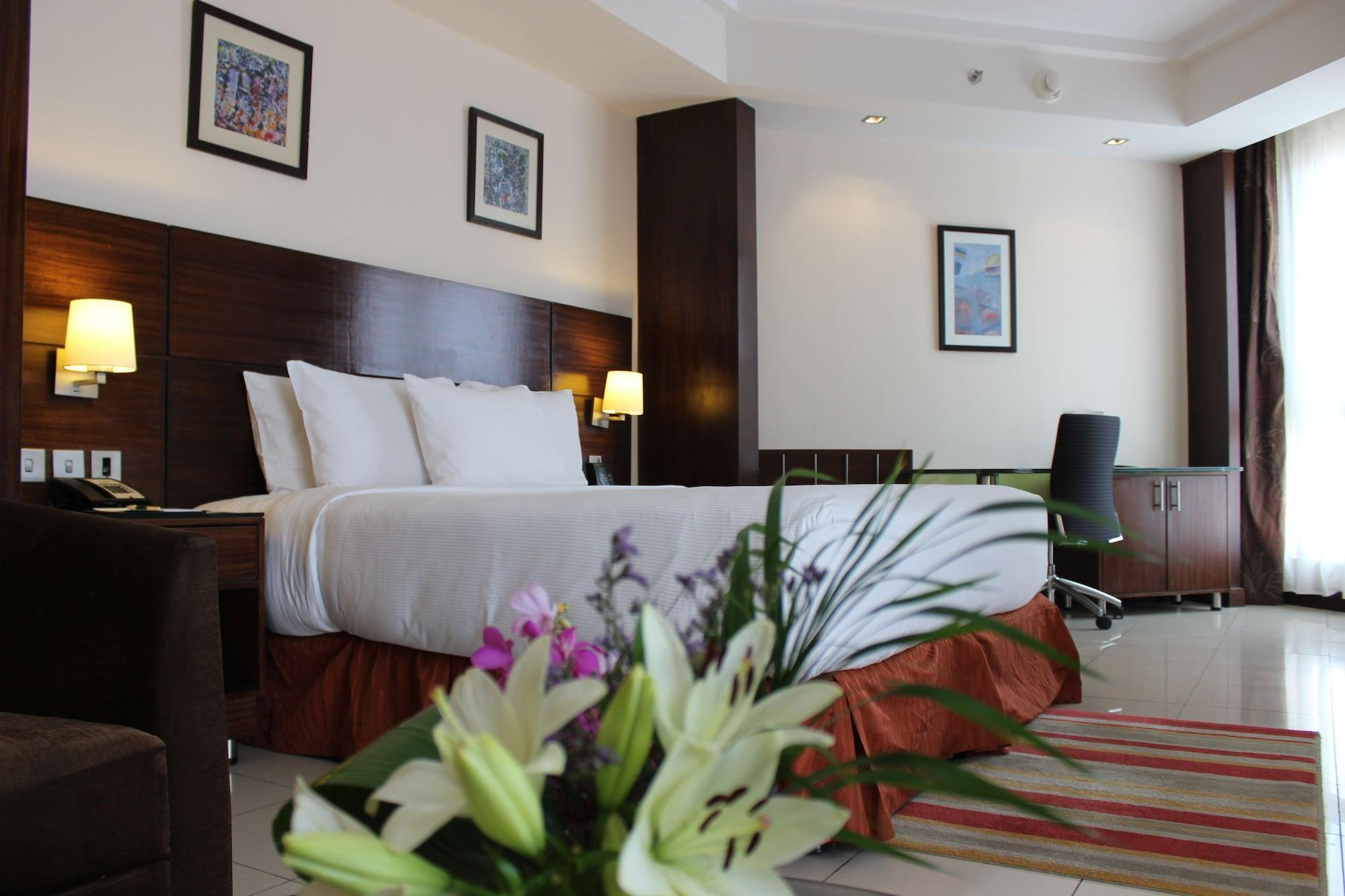 Doubletree By Hilton Hotel Акаба Экстерьер фото A room at the hotel