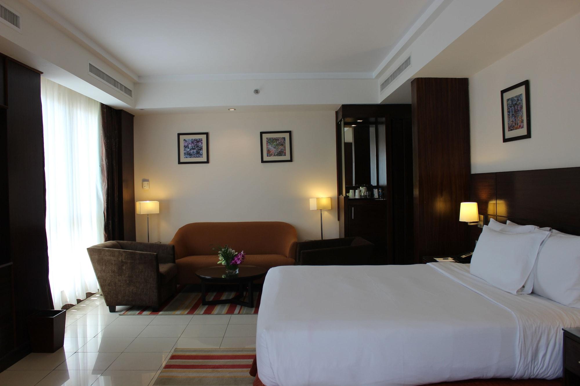 Doubletree By Hilton Hotel Акаба Экстерьер фото A room at the hotel