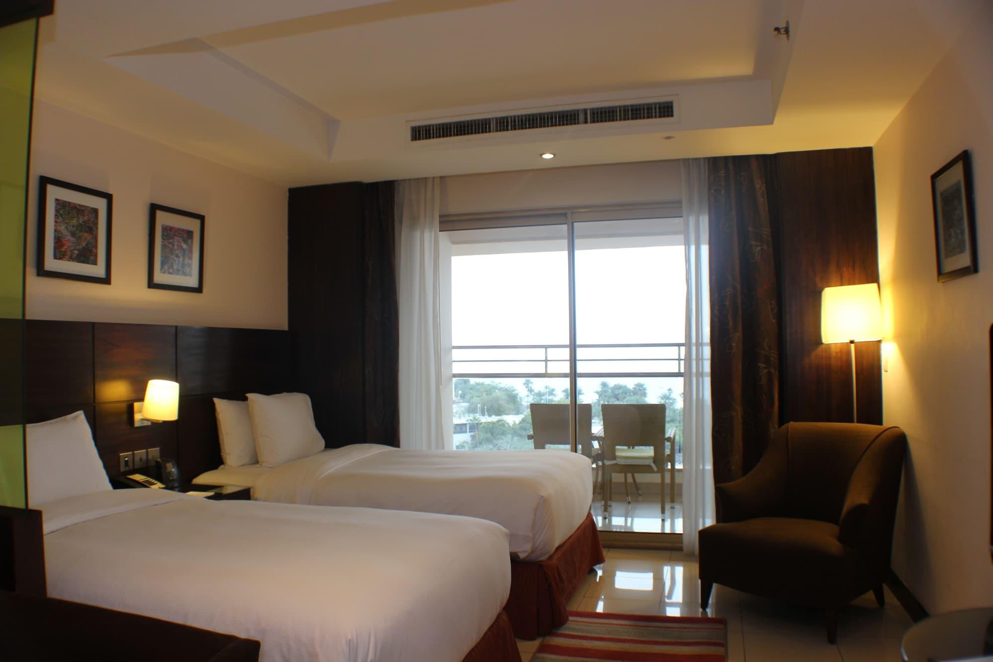 Doubletree By Hilton Hotel Акаба Экстерьер фото A room at the hotel