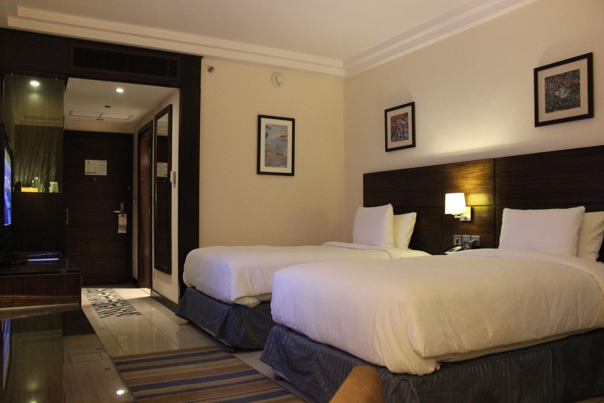 Doubletree By Hilton Hotel Акаба Экстерьер фото A room at the hotel