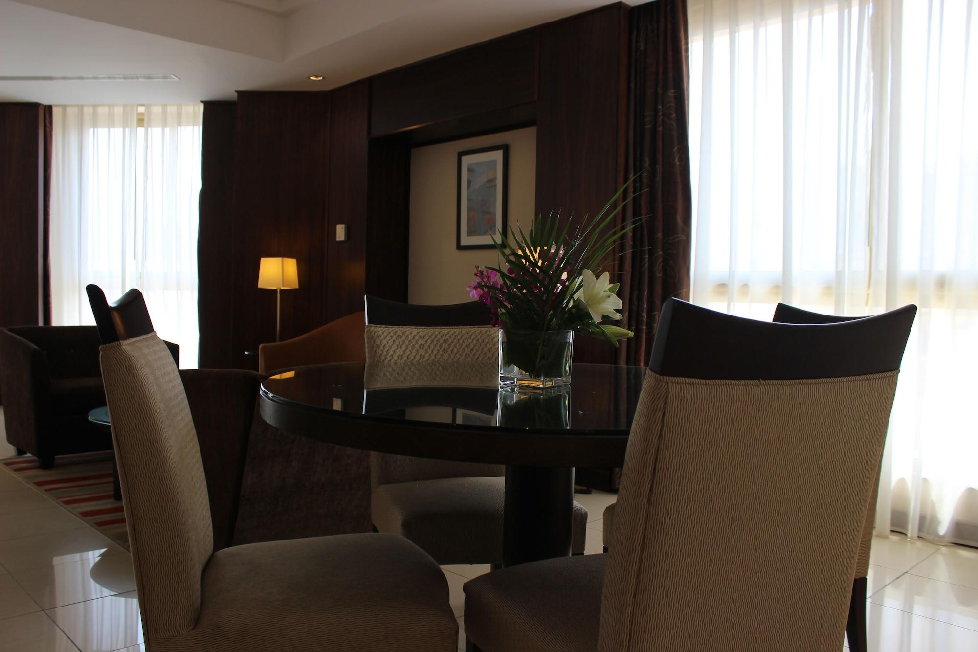 Doubletree By Hilton Hotel Акаба Экстерьер фото A dining room