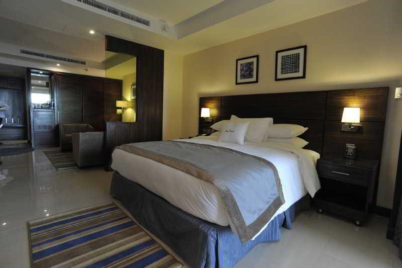Doubletree By Hilton Hotel Акаба Экстерьер фото A bedroom at the hotel