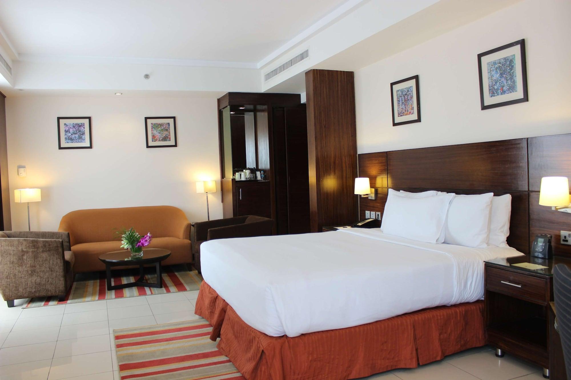 Doubletree By Hilton Hotel Акаба Экстерьер фото A room at the hotel