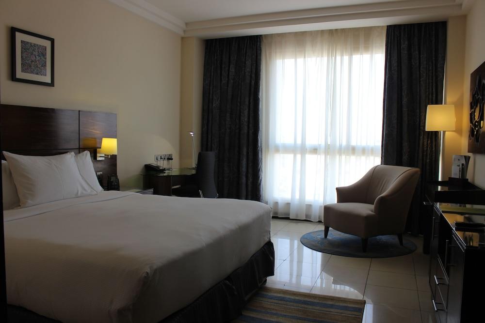 Doubletree By Hilton Hotel Акаба Экстерьер фото A room at the hotel