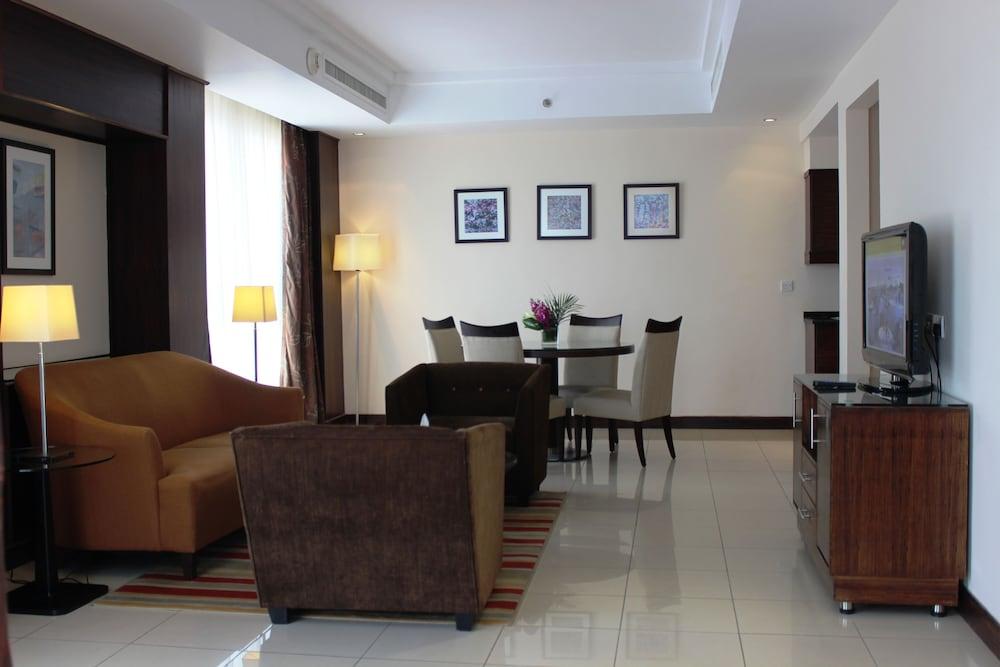 Doubletree By Hilton Hotel Акаба Экстерьер фото Suite