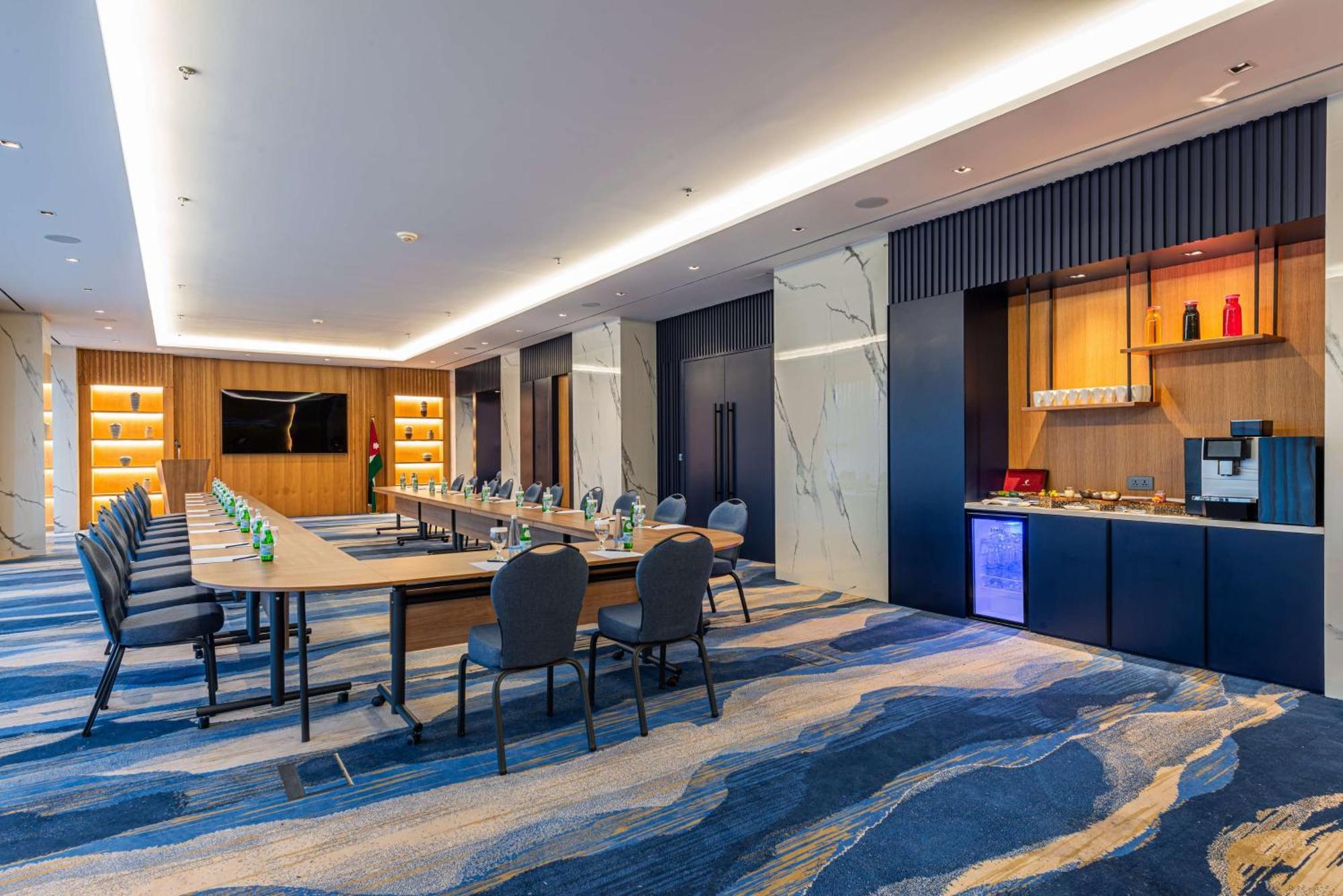 Doubletree By Hilton Hotel Акаба Экстерьер фото Meeting room at the hotel