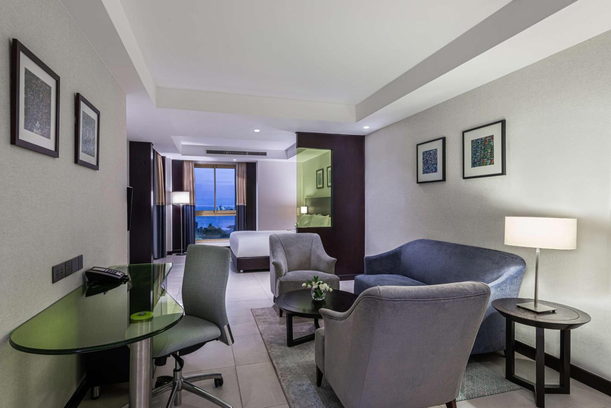Doubletree By Hilton Hotel Акаба Экстерьер фото A suite at the hotel