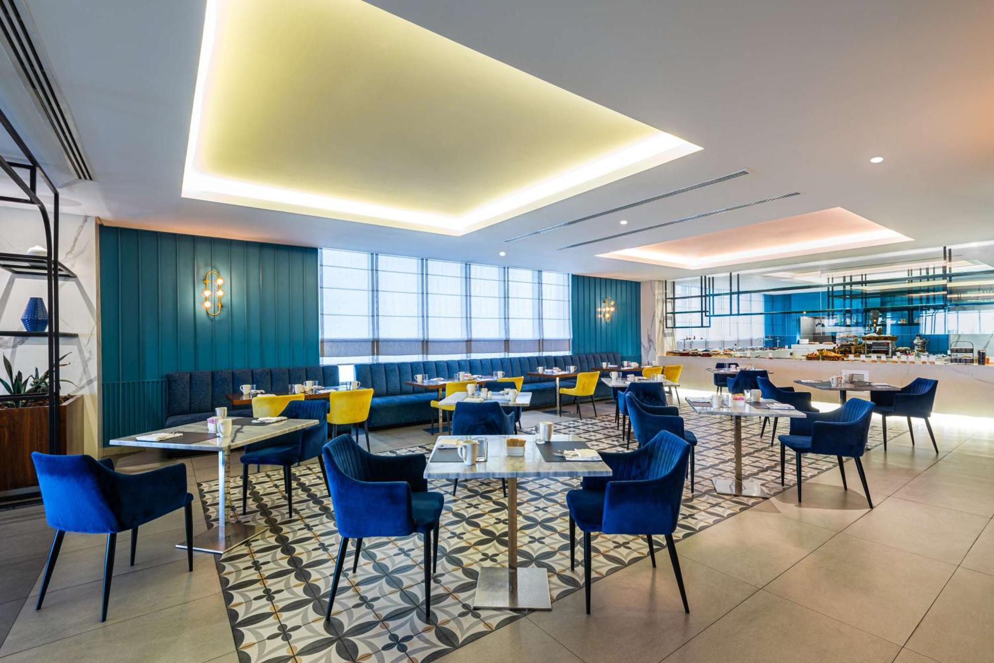 Doubletree By Hilton Hotel Акаба Экстерьер фото The lounge at London Heathrow Airport