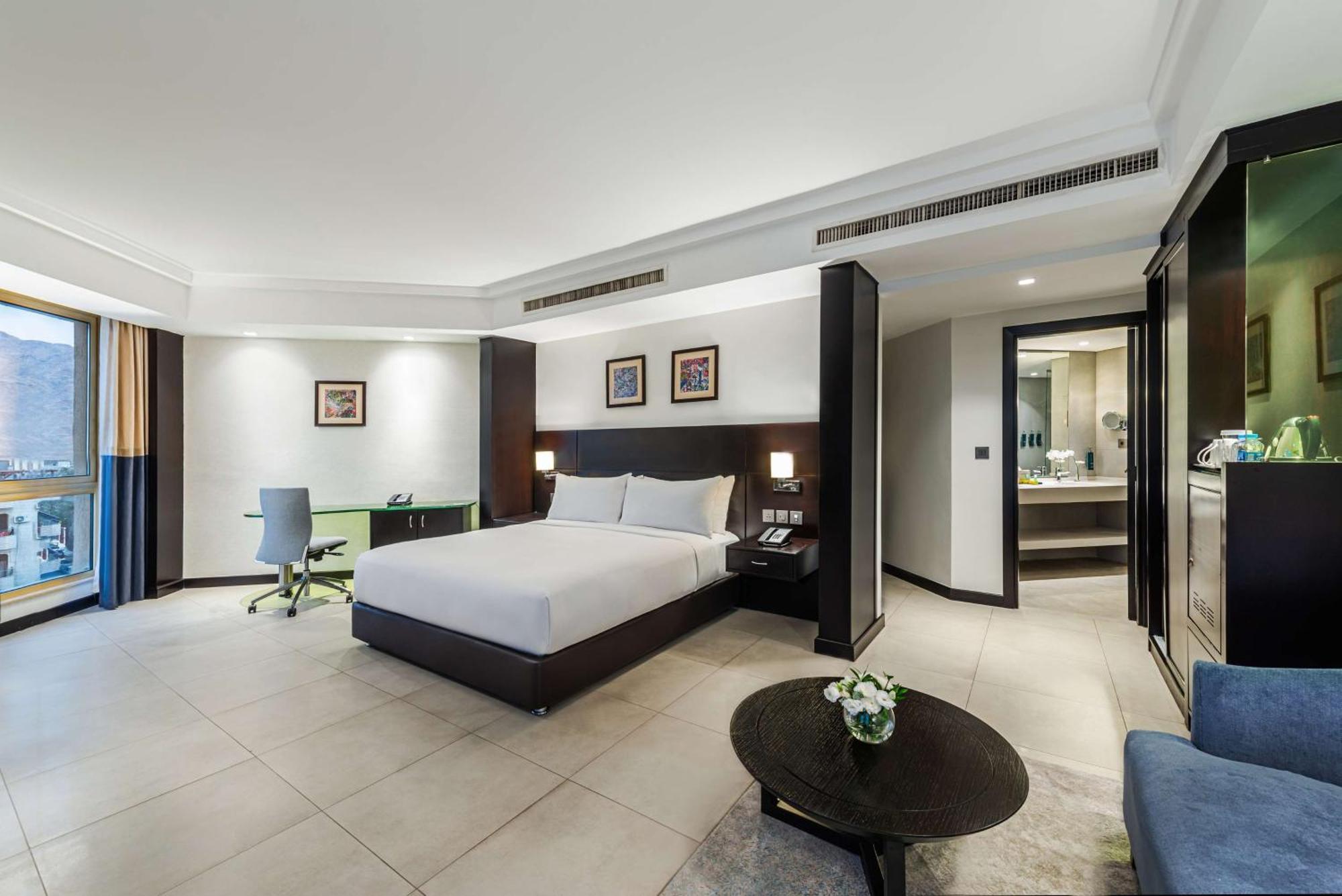 Doubletree By Hilton Hotel Акаба Экстерьер фото Suite