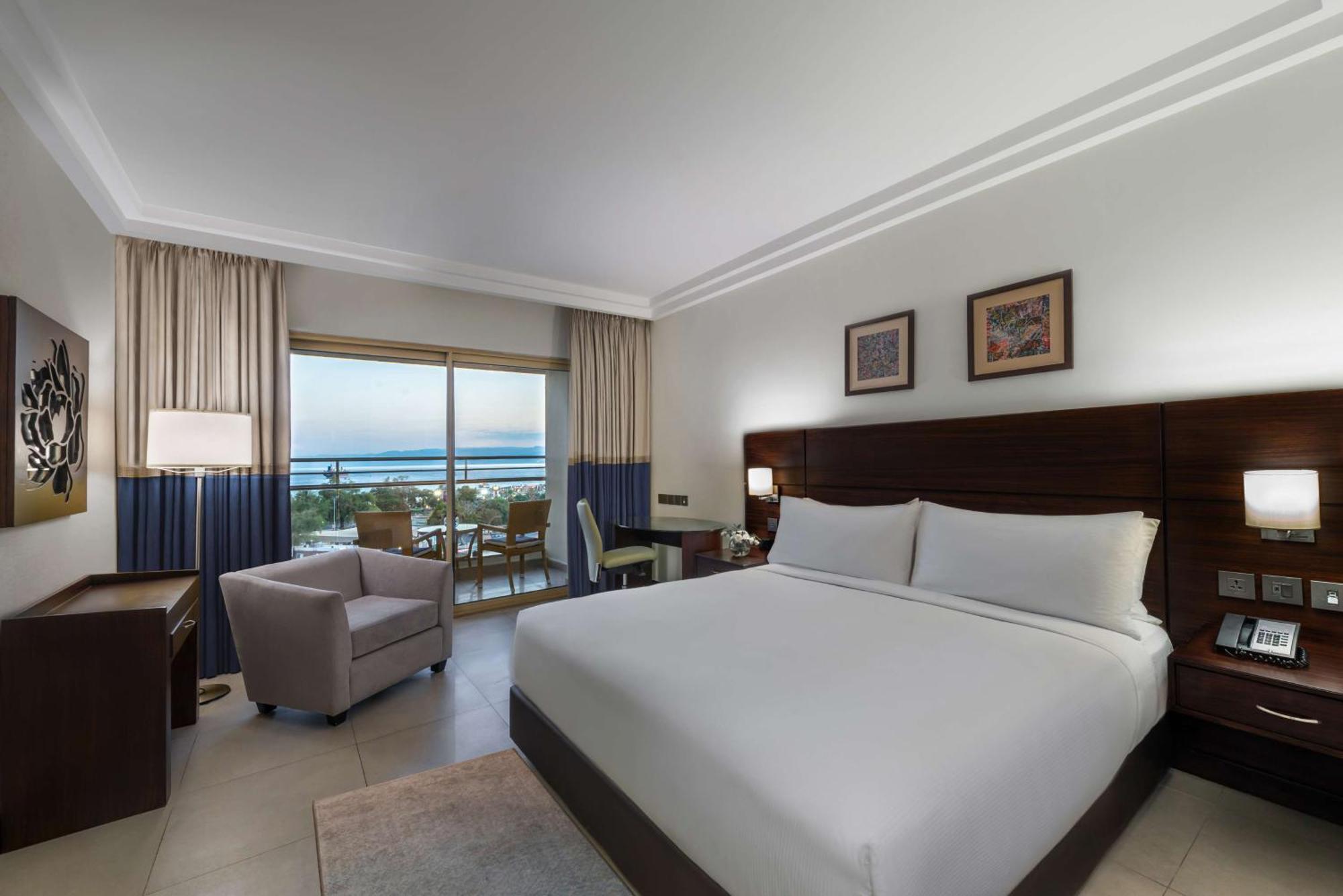 Doubletree By Hilton Hotel Акаба Экстерьер фото A room at the hotel