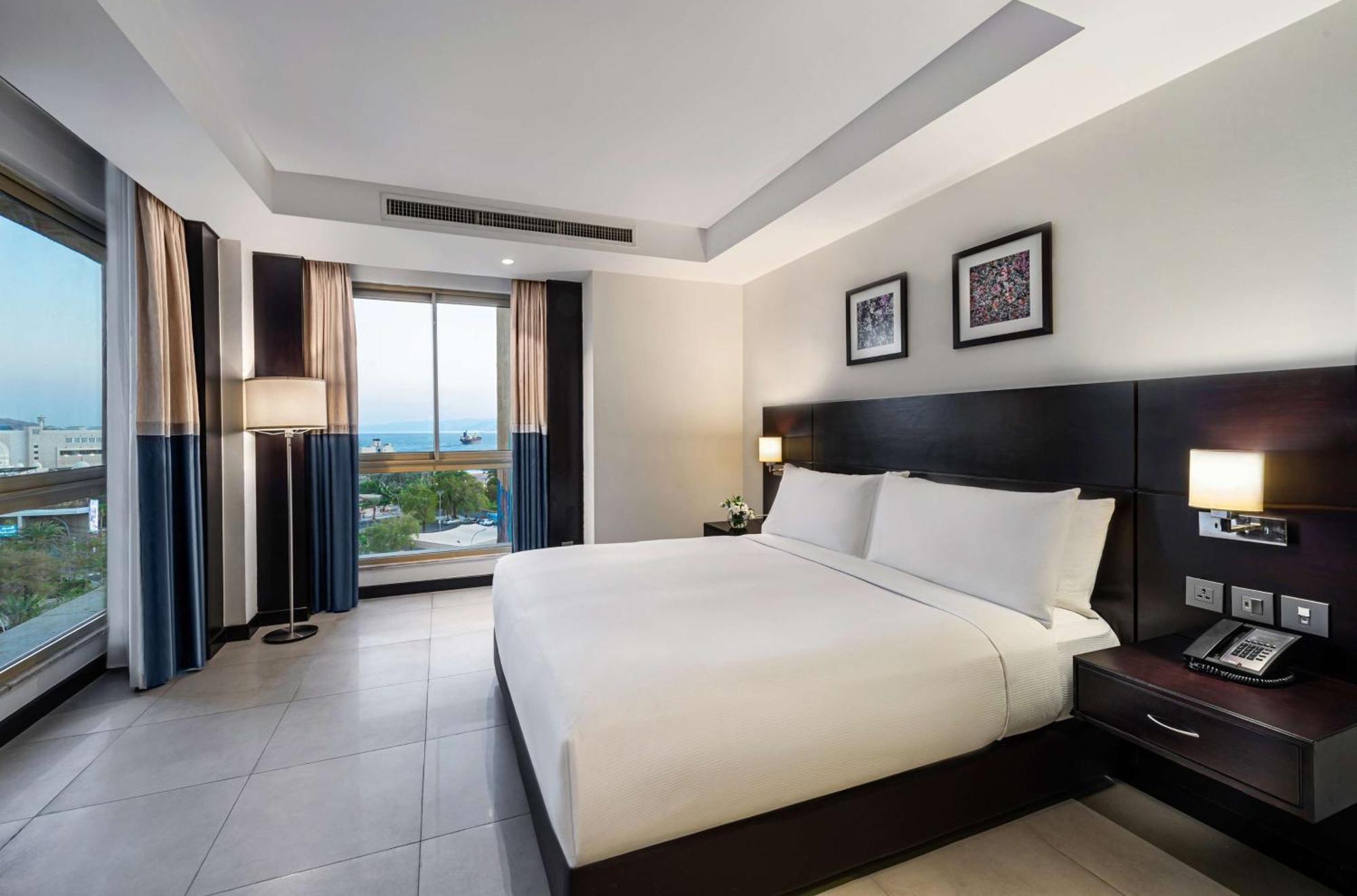 Doubletree By Hilton Hotel Акаба Экстерьер фото A bedroom at the hotel