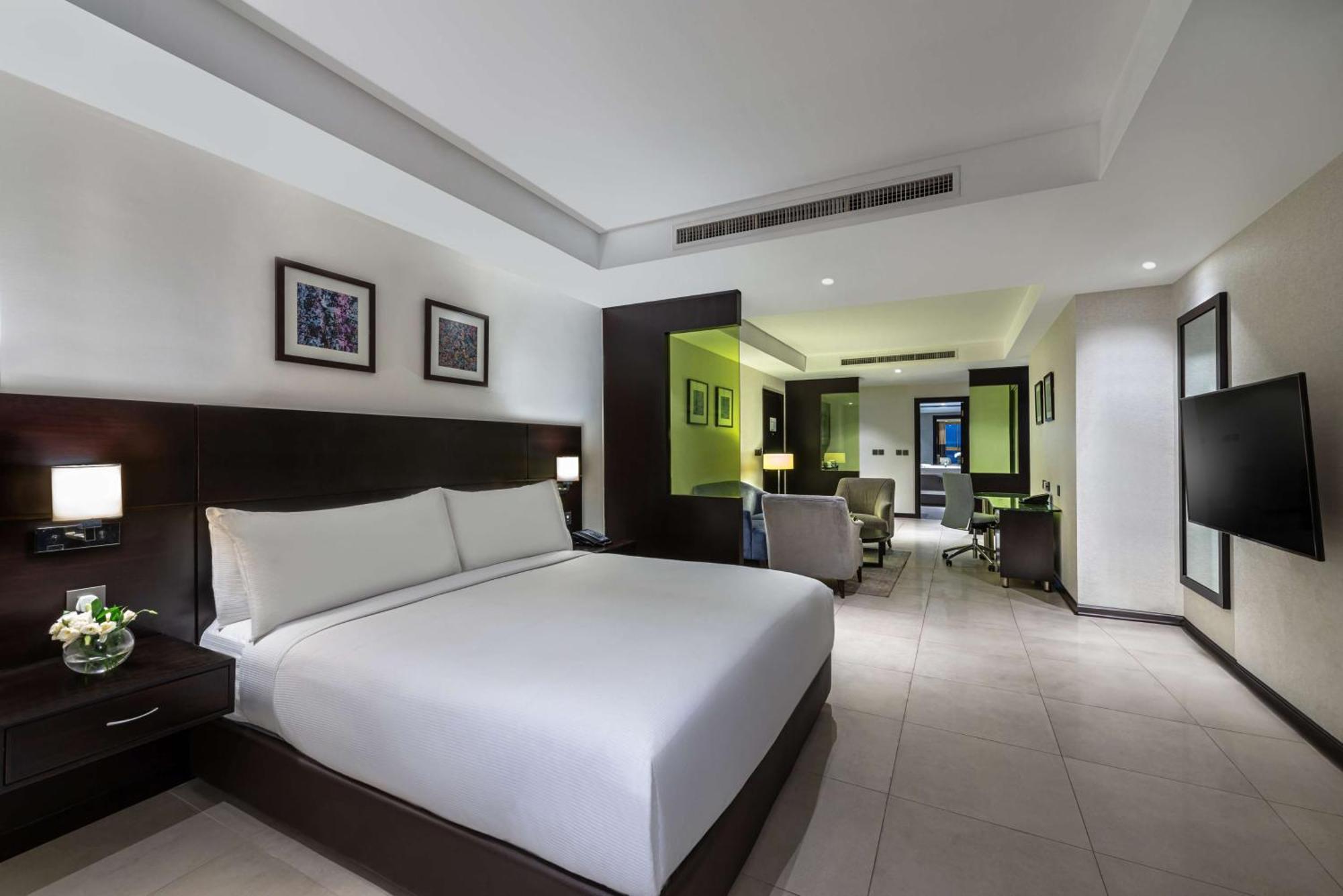 Doubletree By Hilton Hotel Акаба Экстерьер фото Suite