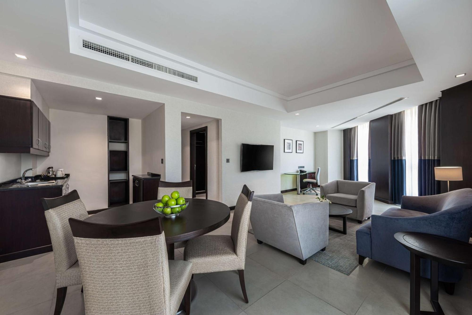 Doubletree By Hilton Hotel Акаба Экстерьер фото A suite at the hotel