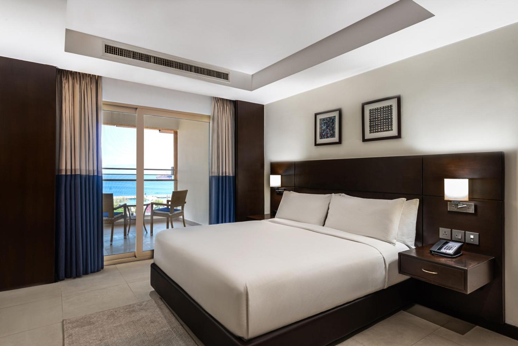 Doubletree By Hilton Hotel Акаба Экстерьер фото A bedroom at the hotel